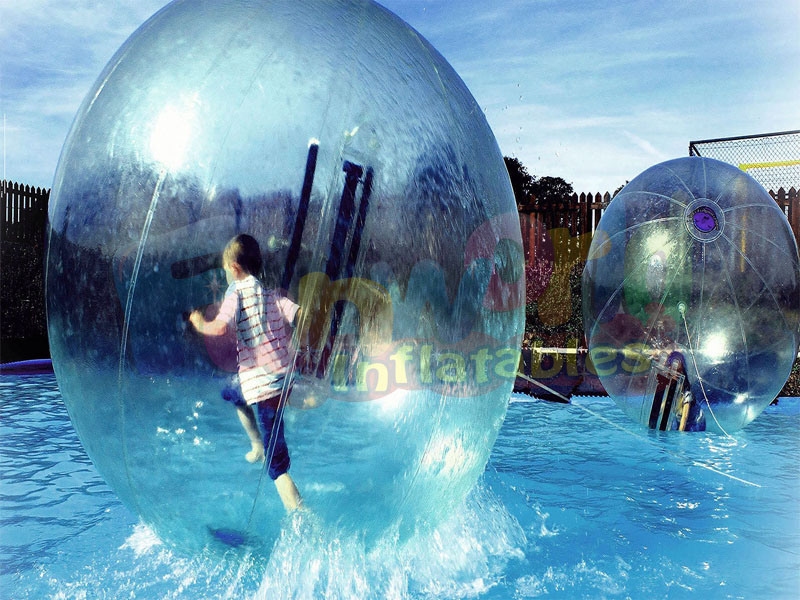 Aufblasbarer Weg der Sommeraktivität auf aufblasbarem Ball des Wasserballriesen, etwas Spaß zu tun
